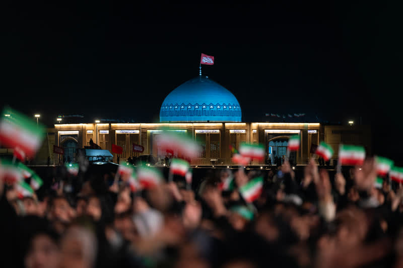 یادمان شلمچه در شب — زائران با پرچم ایران